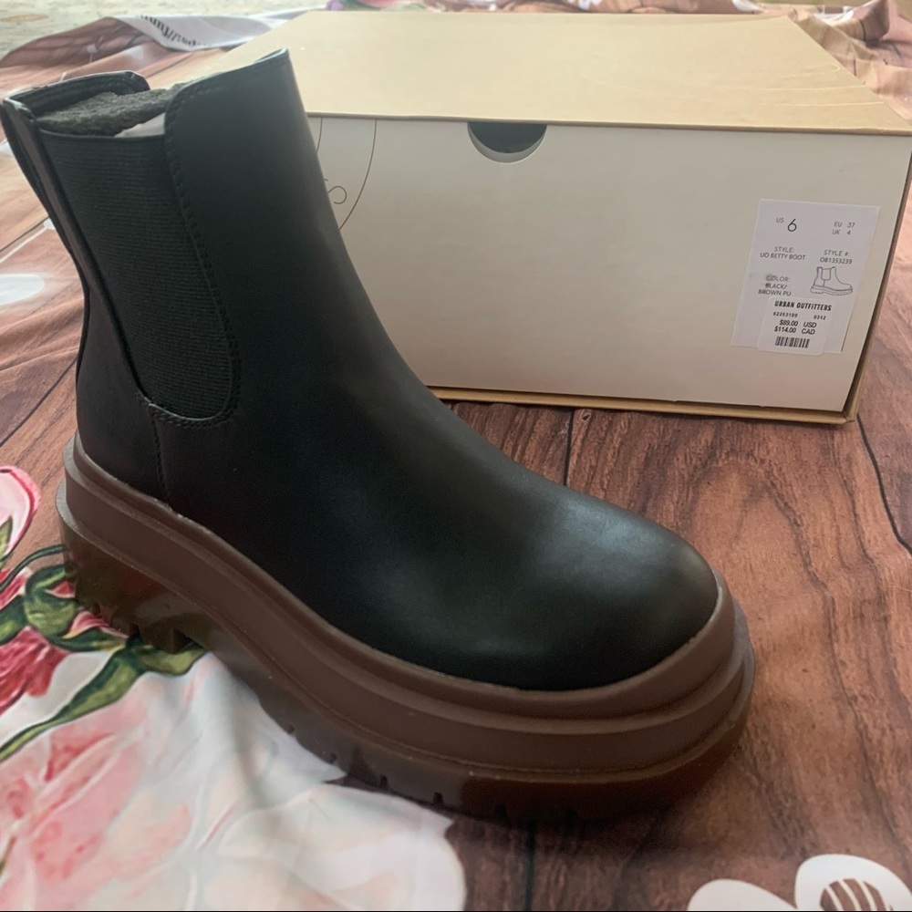 New with box UO Betty treaded Chelsea faux leather chunky platform boot 9 - Picture 6 of 10
